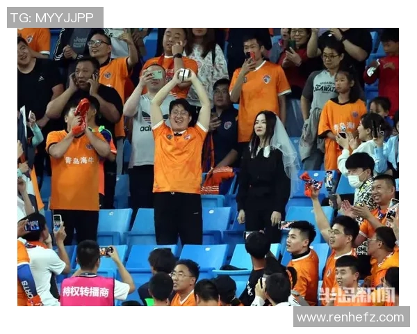 球迷比赛日浪漫求婚引全场轰动现场掌声雷动见证甜蜜瞬间 球迷比赛日浪漫求婚引全场轰动现场掌声雷动见证甜蜜瞬间